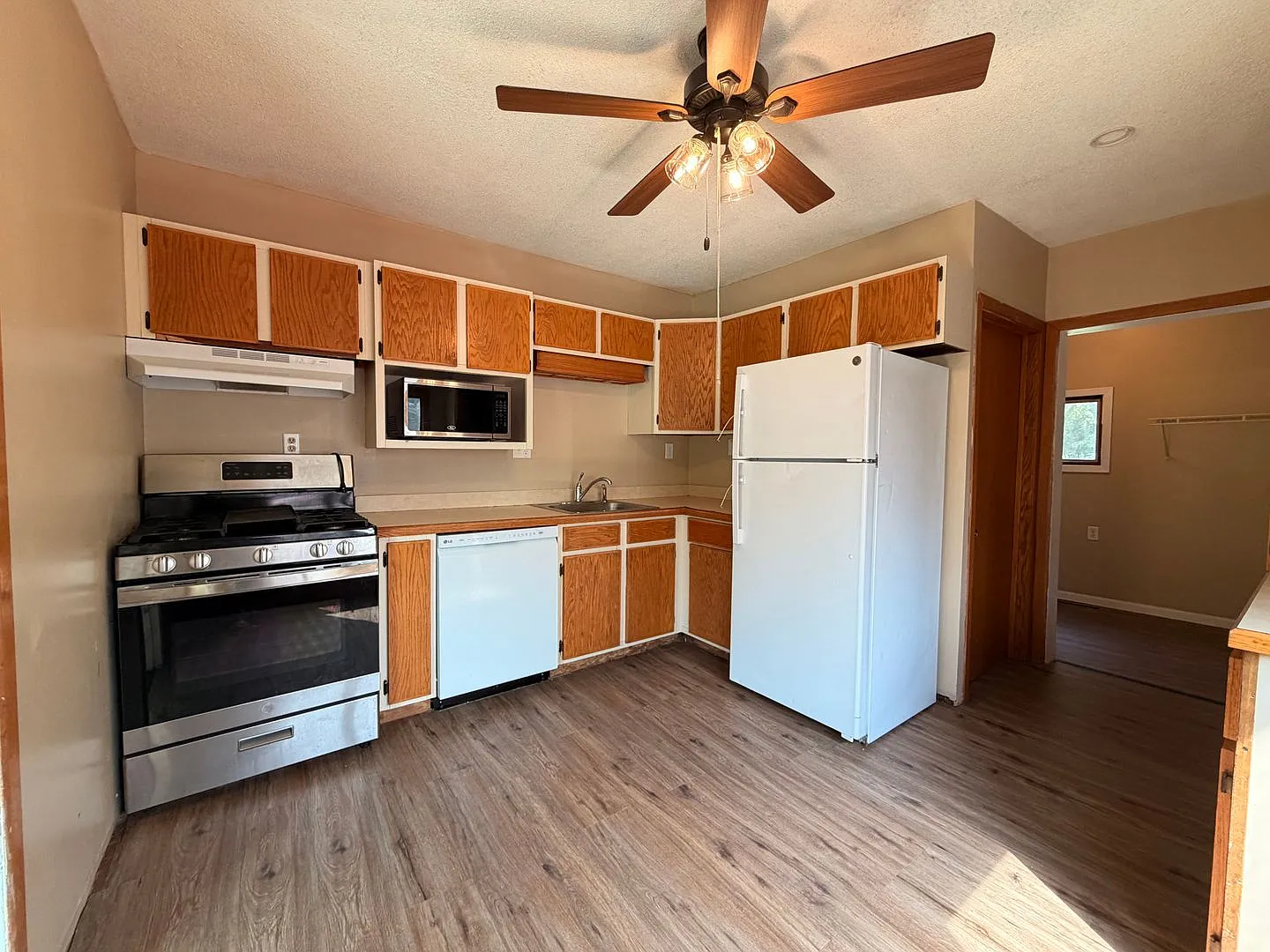 4 bedroom with updates! $1400 — Photo 3