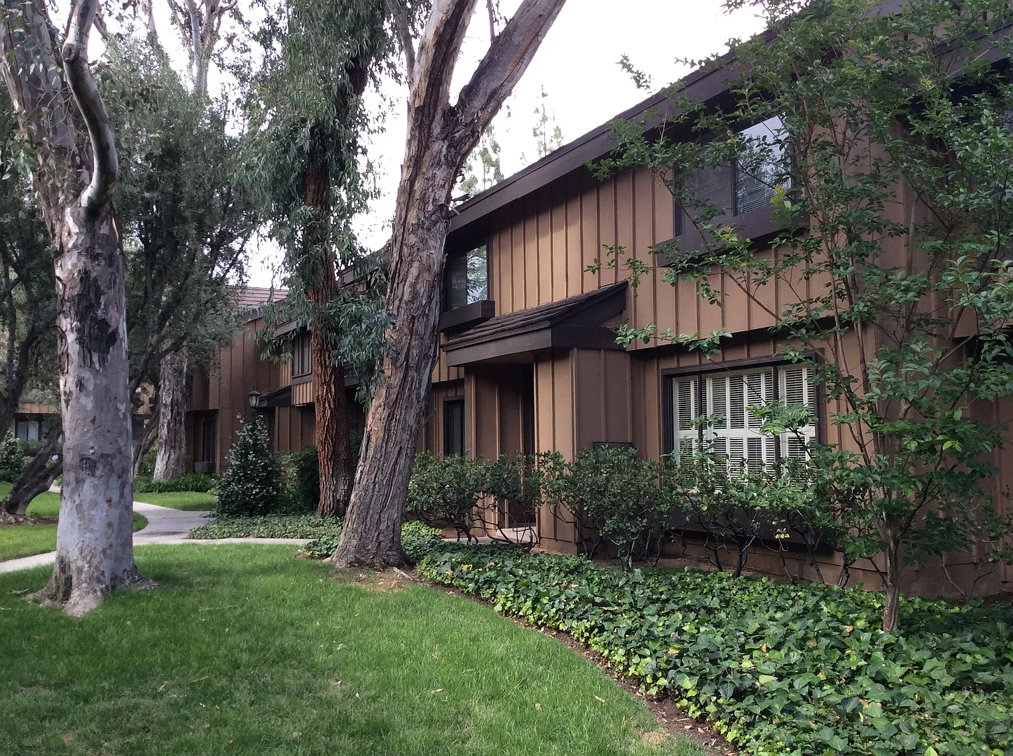 Stunning Nothridge Townhouse — Photo 2
