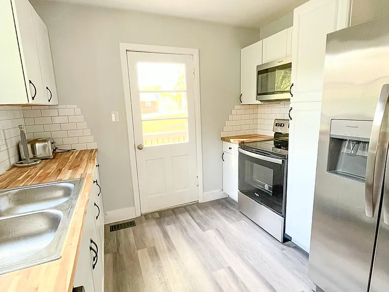 614 Sussex St — Photo 9