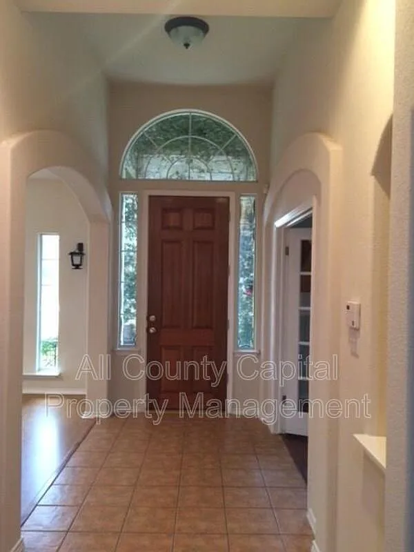 3 bed, 2.0 bath, 2300 sqft, $2,190 — Photo 3