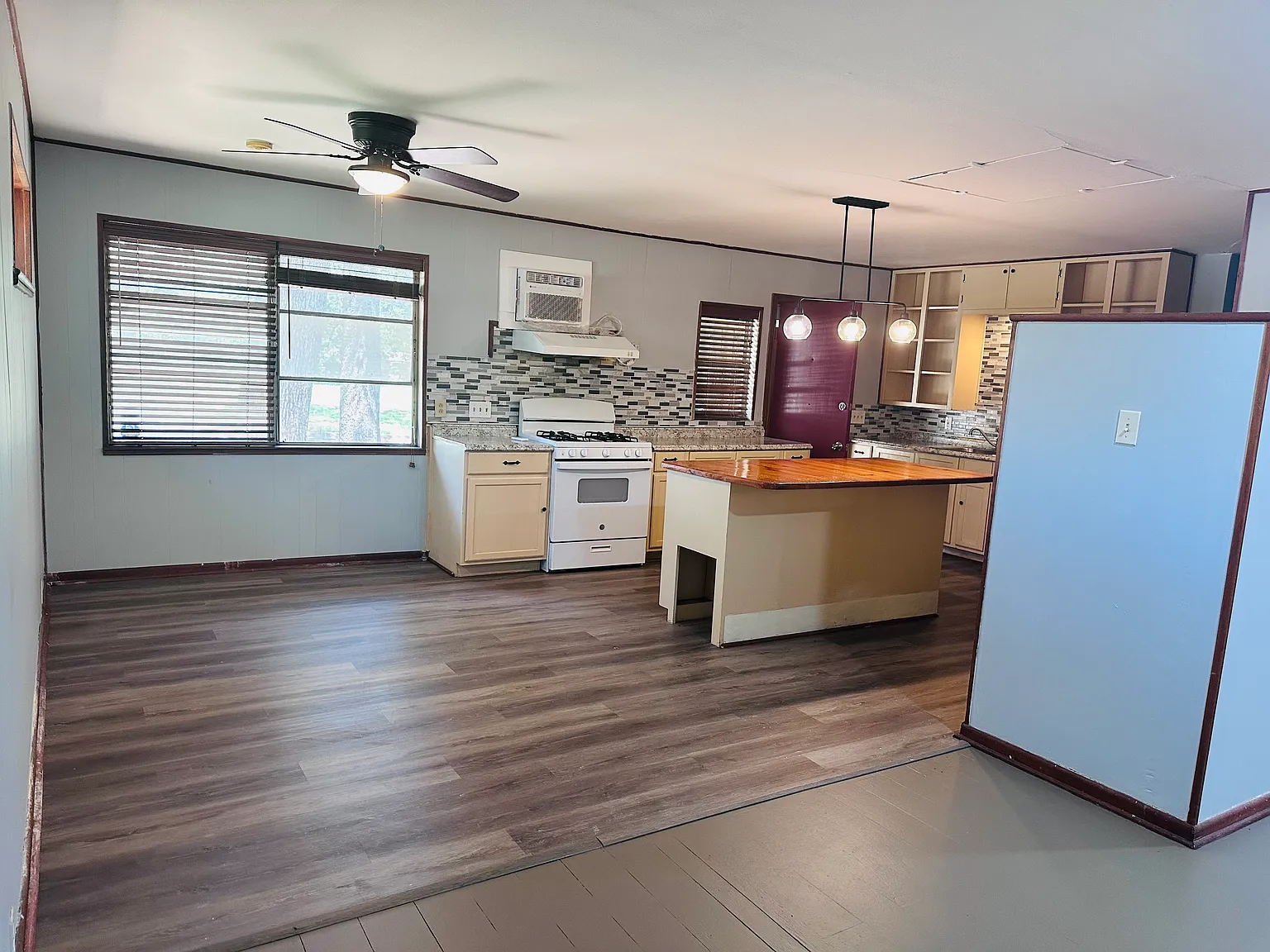 1301 S Oak St — Photo 3
