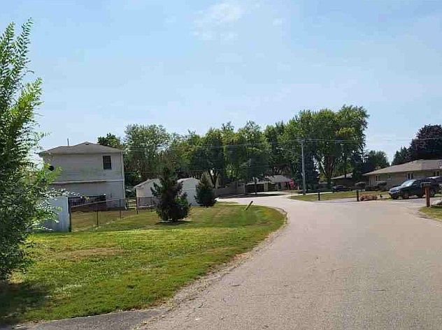 2nd image of 2561 Golfview St