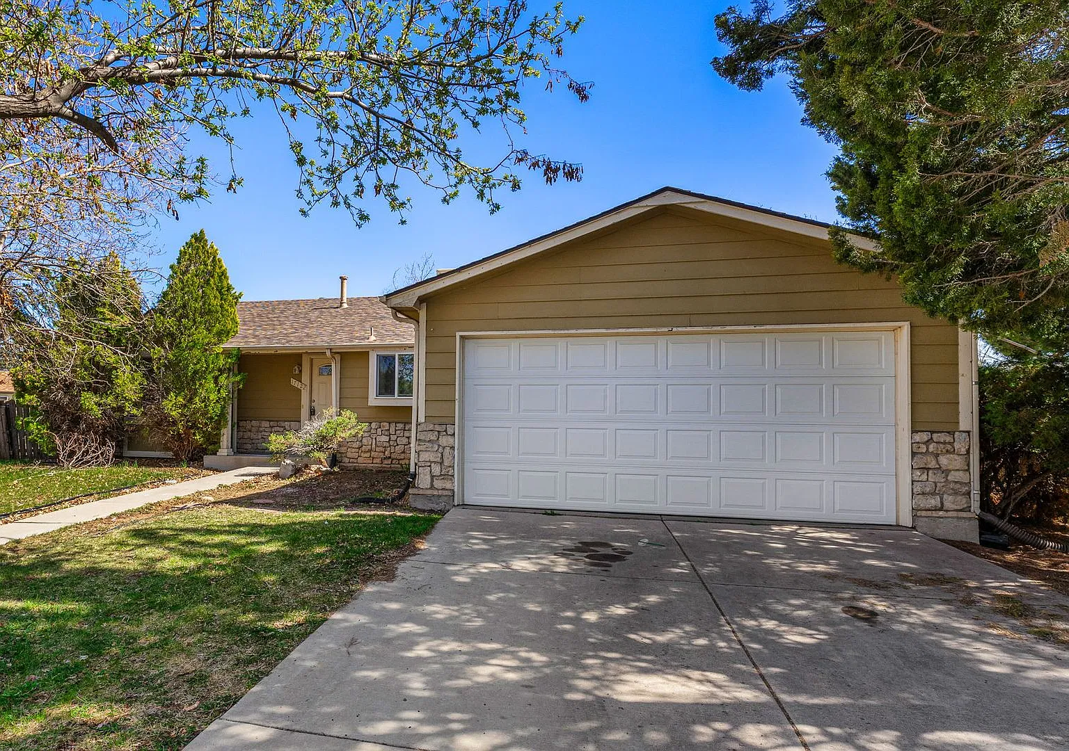 Bright Home in Summer Valley w/ Cherry Creek School District! — Photo 4