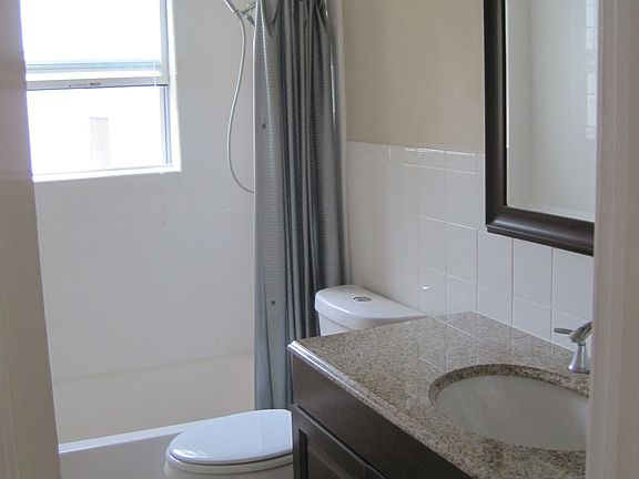 Bathroom. Porcelain and Ceramic tile finish