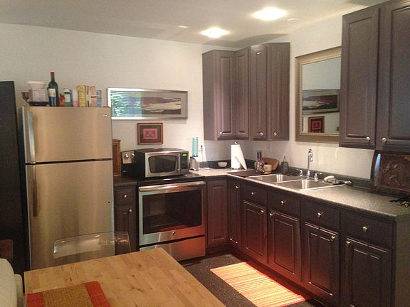 Studio Apartment above garage- full kitchen