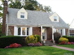 63 Olsen St, Valley Stream, NY 11580