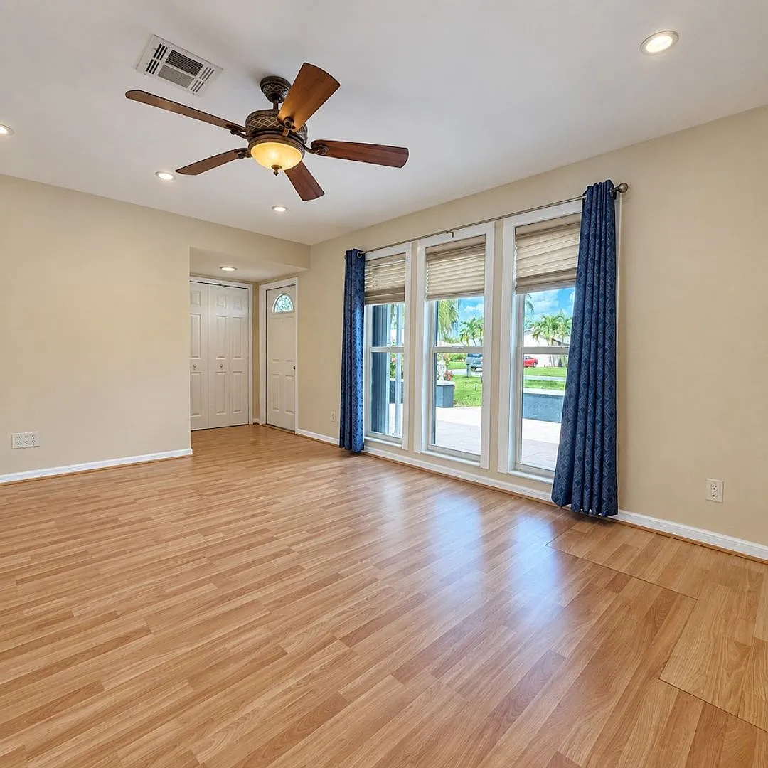 3 Bedroom/2 Bathroom Home with Pool — Photo 3