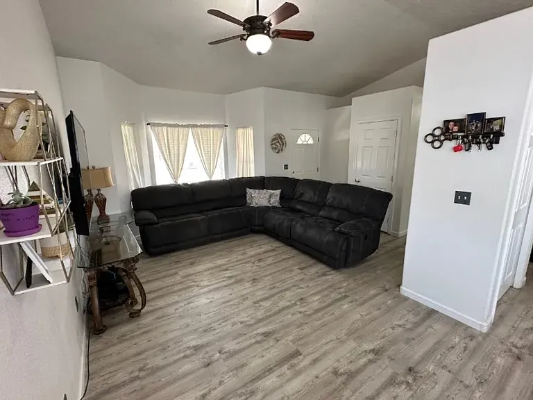 270 E 15 N — Photo 3
