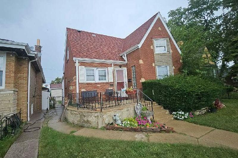 2nd image of 6206 W Barry Ave