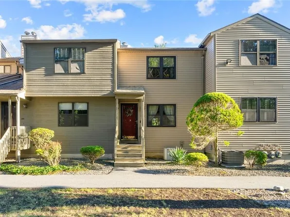 2708 Pinewood Dr #8, Smithfield, RI 02917