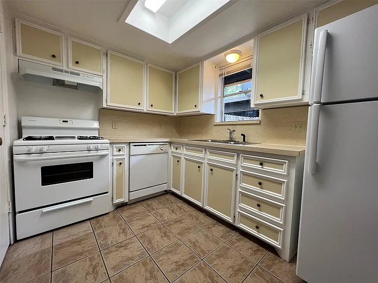 1908 Camden Ct #3 — Photo 7