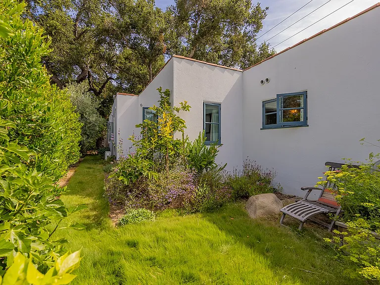 112 E Summer St — Photo 21