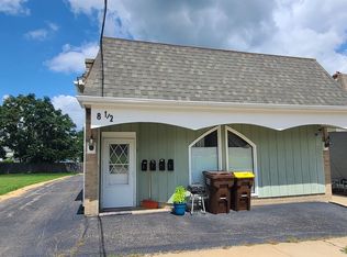 8 1/2 E Main St, Mount Morris, IL 61054