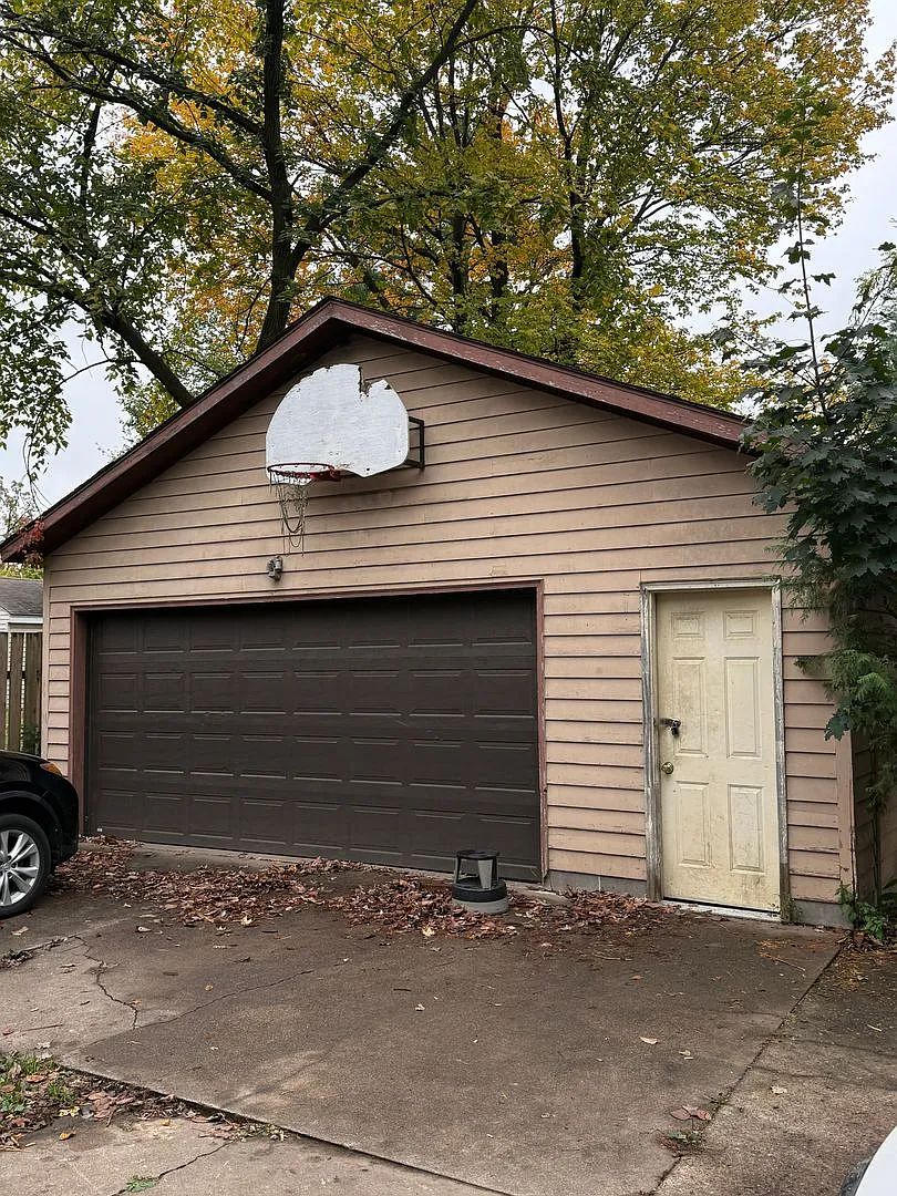 6 Bedroom 2 Bath | Single Family Home — Photo 4