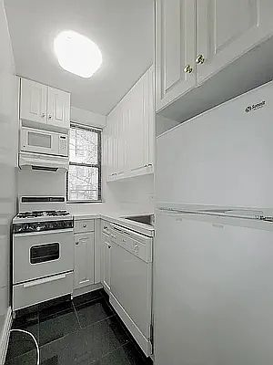 2nd image of 241 E 46th St APT 4C