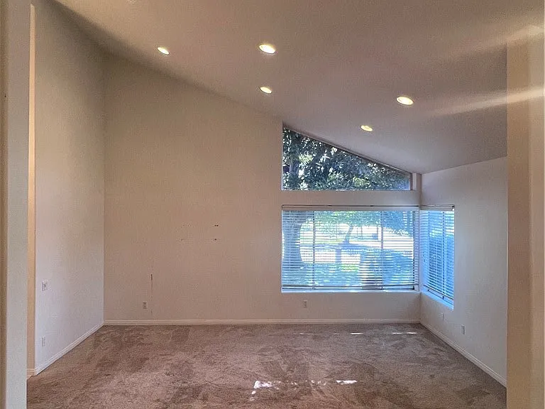 10209 Oakdale Ave — Photo 5