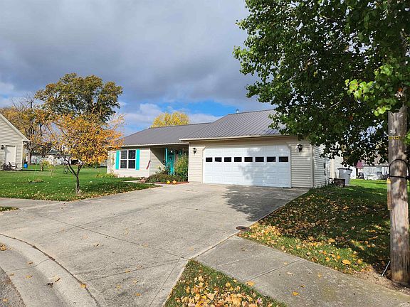 3rd image of 114 E Dogwood Ln