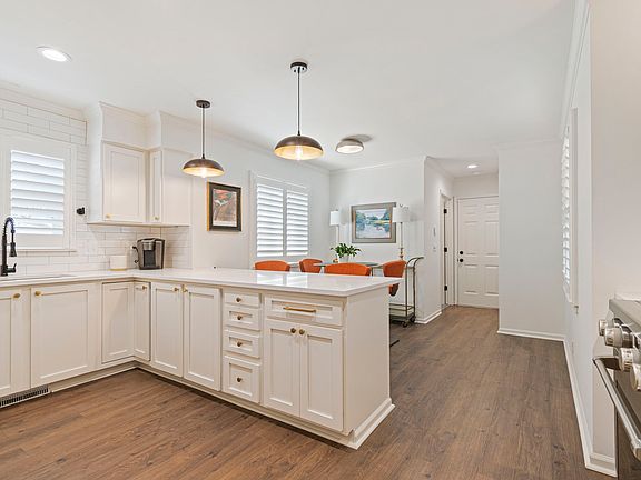 5th image of 225 Hearthstone Manor Ln