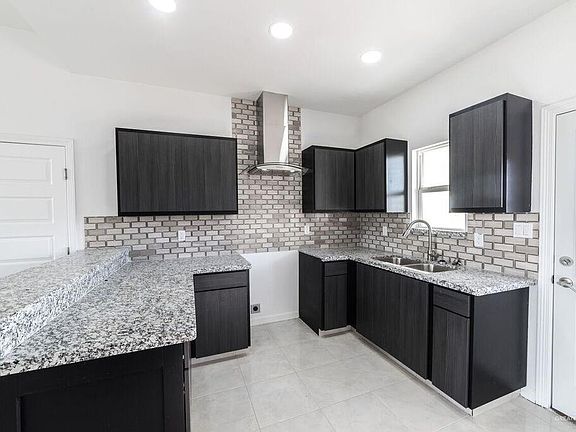 4th image of 1118 Hickory St
