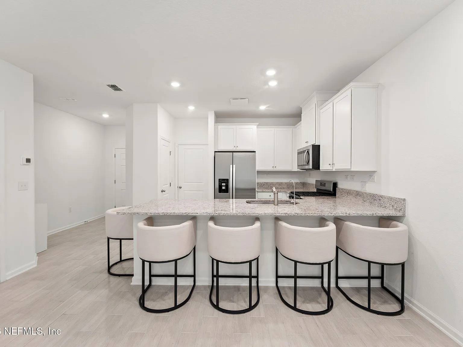 3 bed, 2.5 bath, 1452 sqft, $2,100 — Photo 3