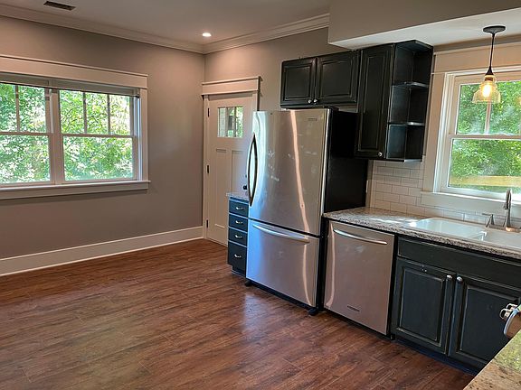 Oversized kitchen with Kitchen Aid appliances!