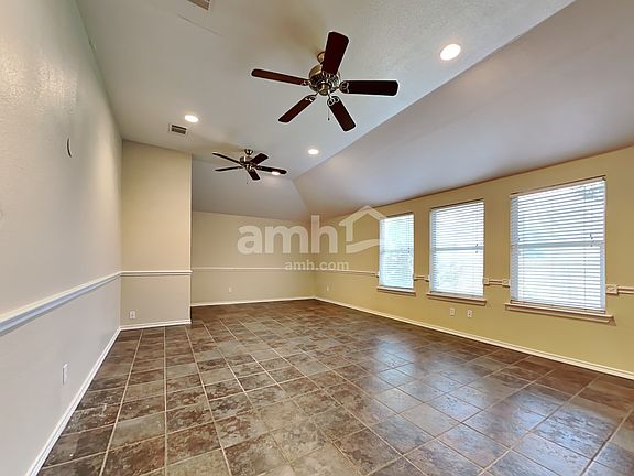 5th image of 512 NE Park Meadow Ln