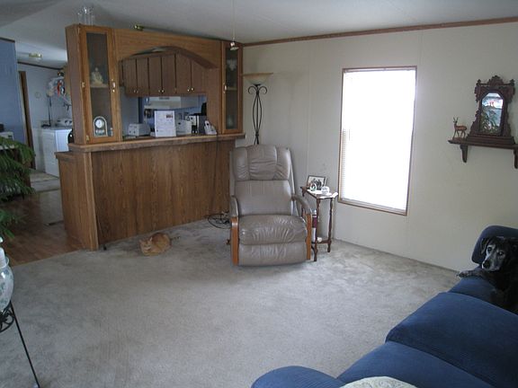 Liv. Rm. (cont.) w/2 yr old carpet