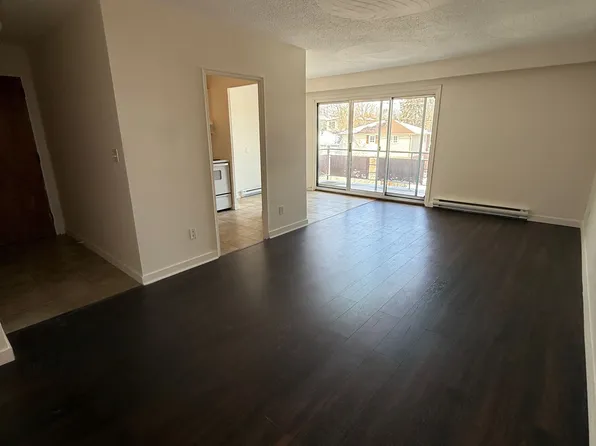 346 Elgin Ct #9, Oshawa, ON L1J 2P4