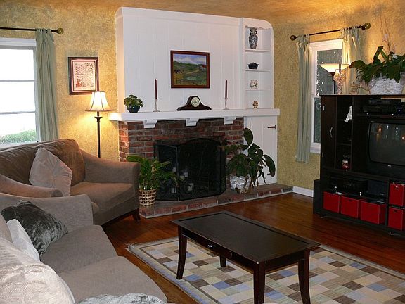 Spacious LR: hardwd flrs, fireplace, built-in shelving 