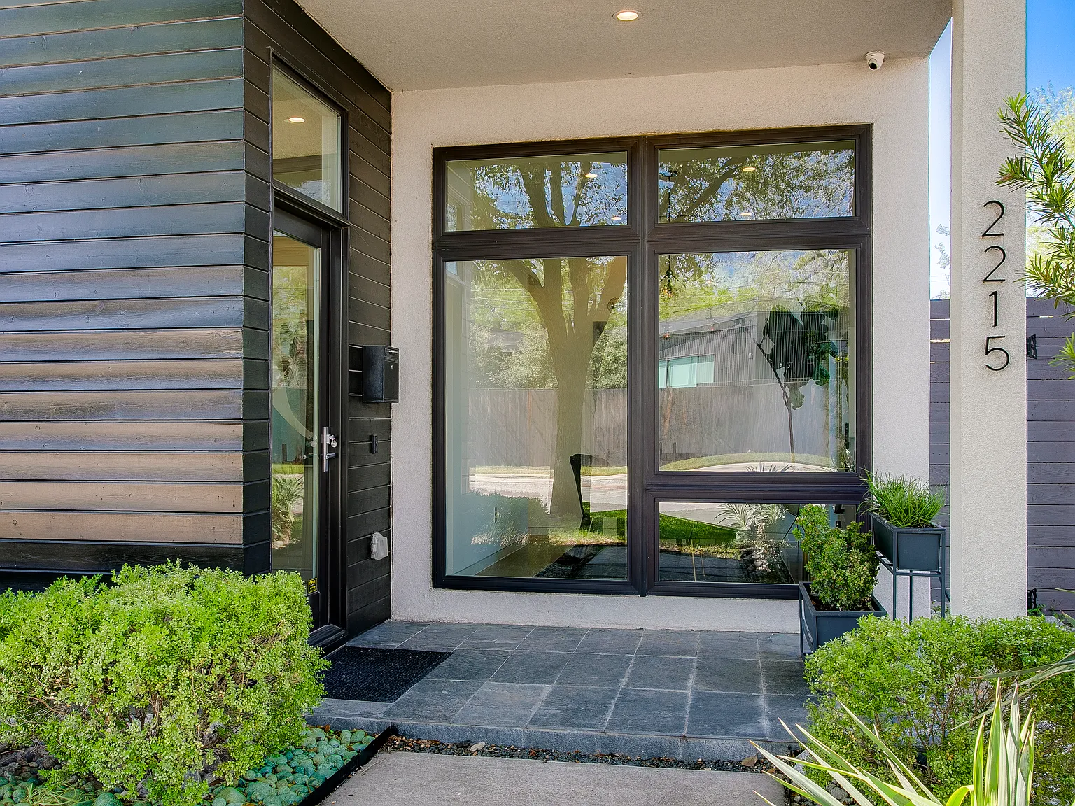 3 bed, 2738 sqft, $10,000 — Photo 2