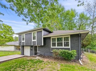 9321 Fairwood Dr, Kansas City, MO 64138