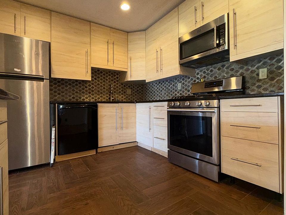 1st image of 380 Lancaster Ct