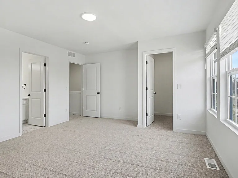 1653 Kennedy — Photo 15