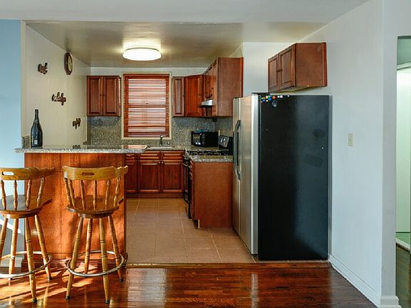 4th image of 1275 E 51st St APT 6U