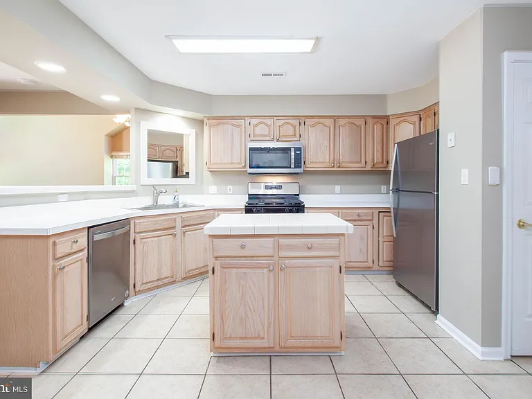 207 Southampton Ct — Photo 6