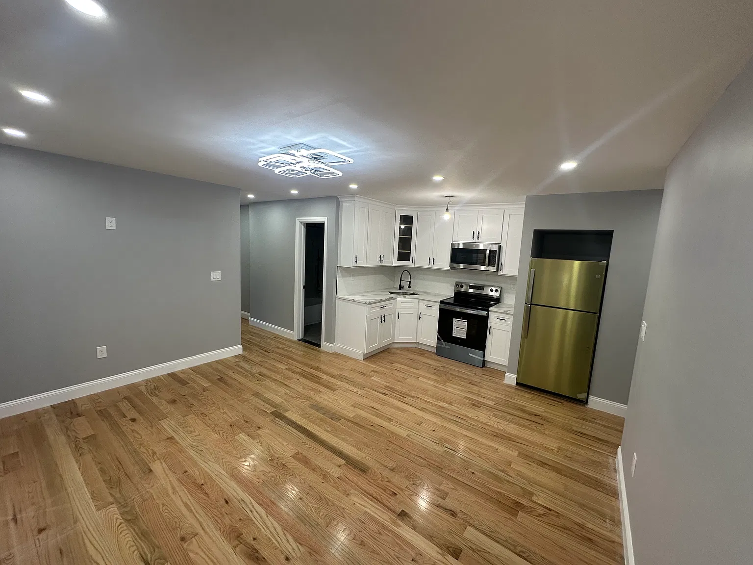5 bed, 1200 sqft, $4,600 — Photo 1