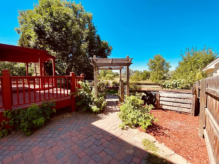 352 Simmons St — Photo 37