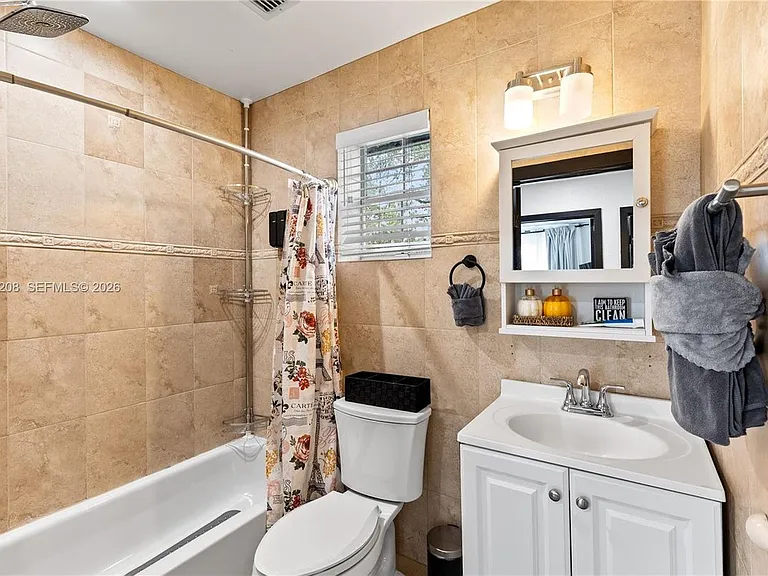 1401 SW 32nd St — Photo 9