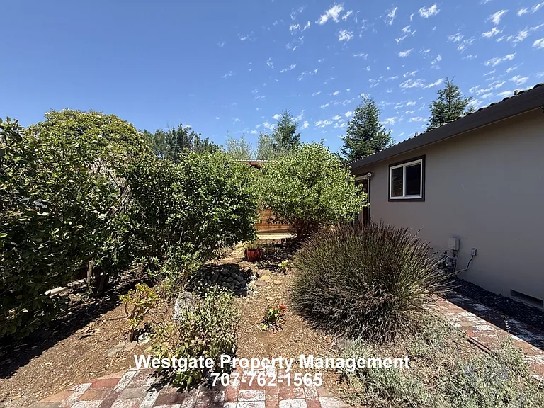 400 Smith Ct — Photo 17