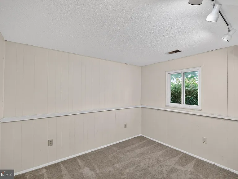 Chelsea Dr — Photo 10