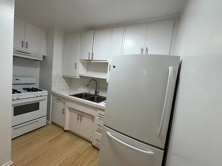 1937 N Bronson Ave #6 — Photo 8