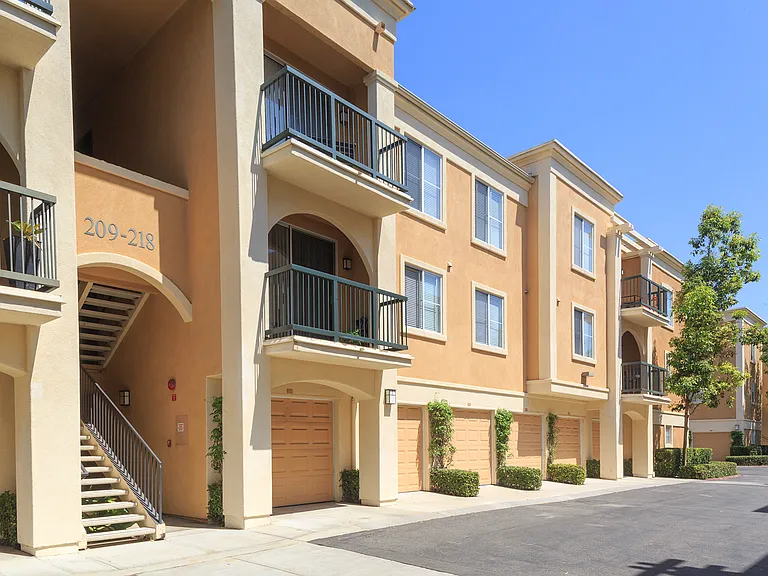 Las Palmas Apartment Homes — Photo 14