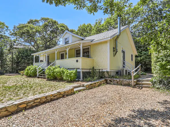 287 County Rd, Oak Bluffs, MA 02557