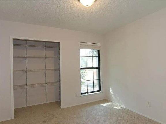 3rd image of 1803 Oakridge Dr