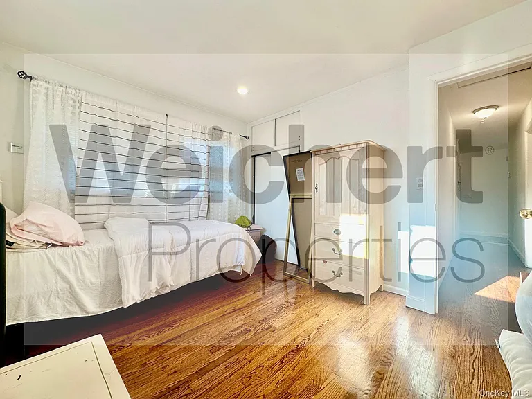 211 W 22nd St — Photo 11