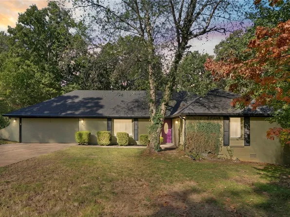 939 E Oaks Manor Dr, Fayetteville, AR 72703