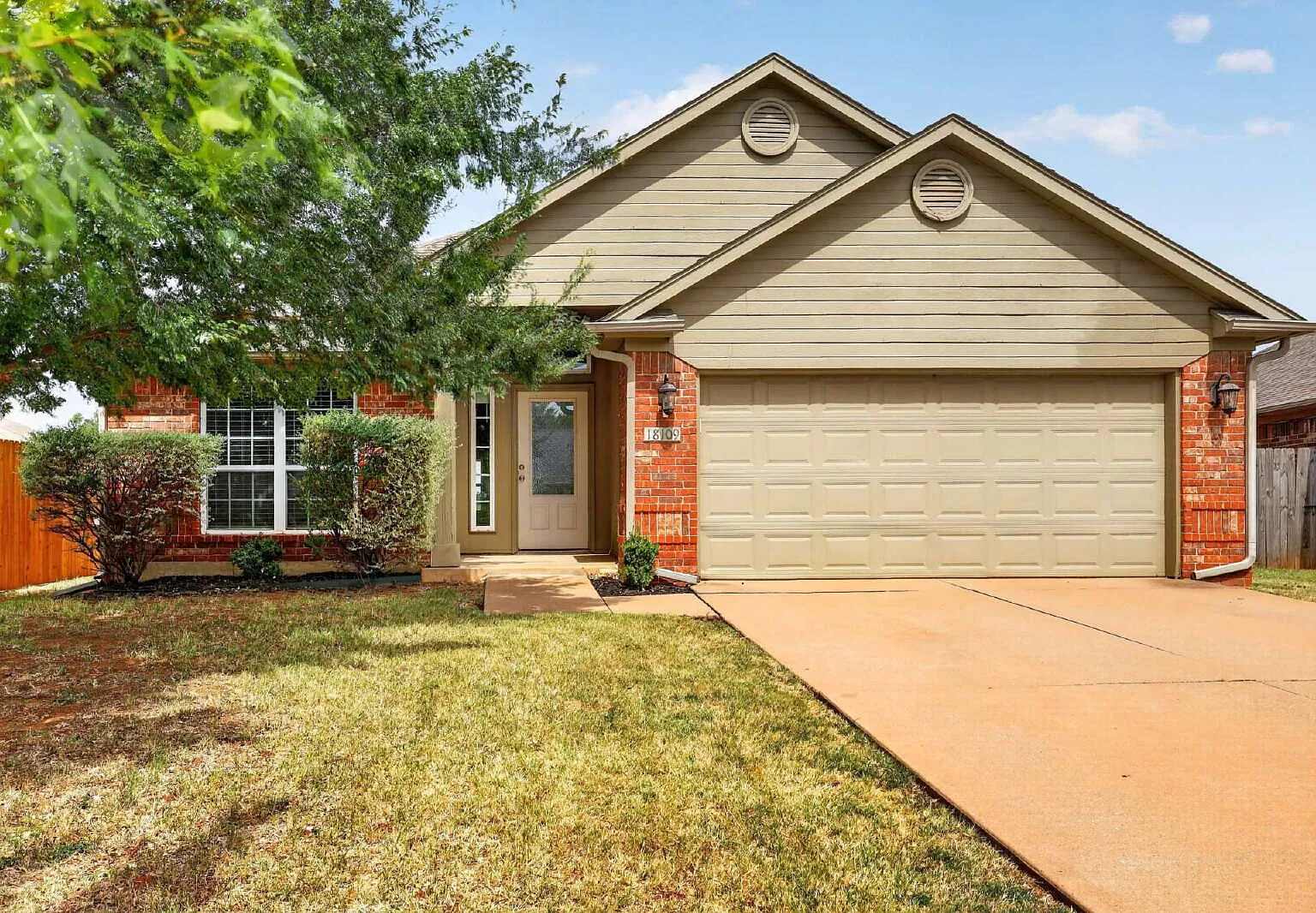 3 bed, 2.0 bath, 1996 sqft, $1,995 — Photo 3