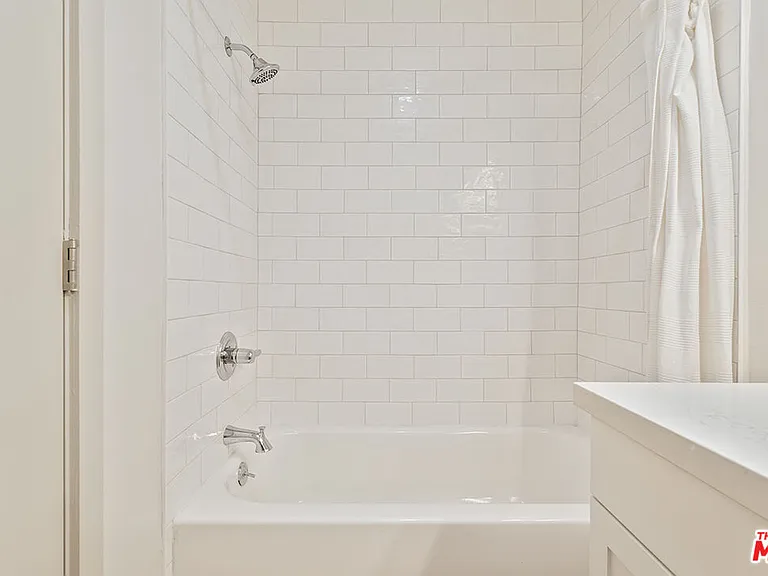 821 E 3rd St #209 — Photo 9