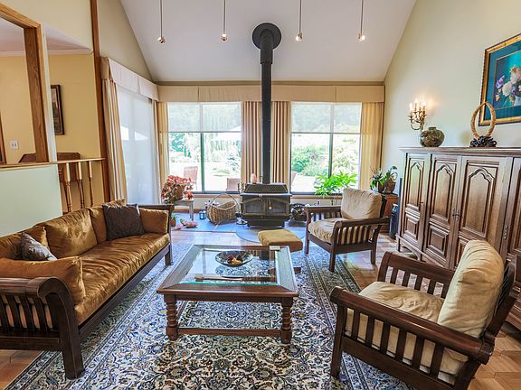 4th image of 10 Rockledge Dr