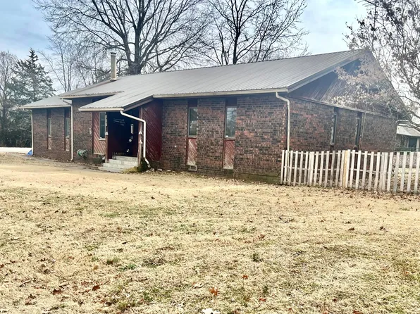 806 E Springfield St, Aurora, MO 65605